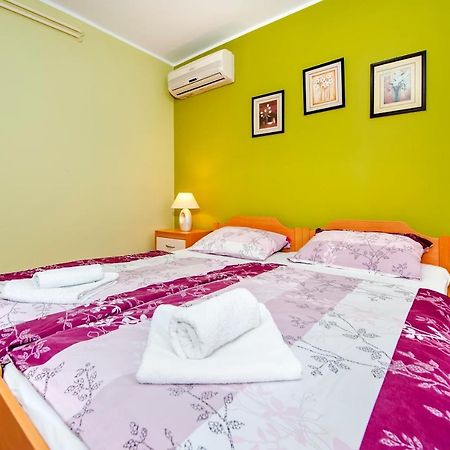 Casa Leona Apartment Ровин Екстериор снимка