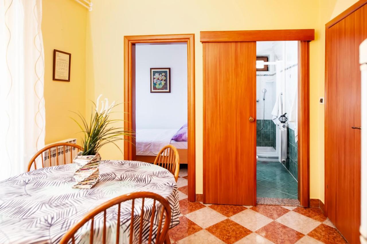 Casa Leona Apartment Ровин Екстериор снимка