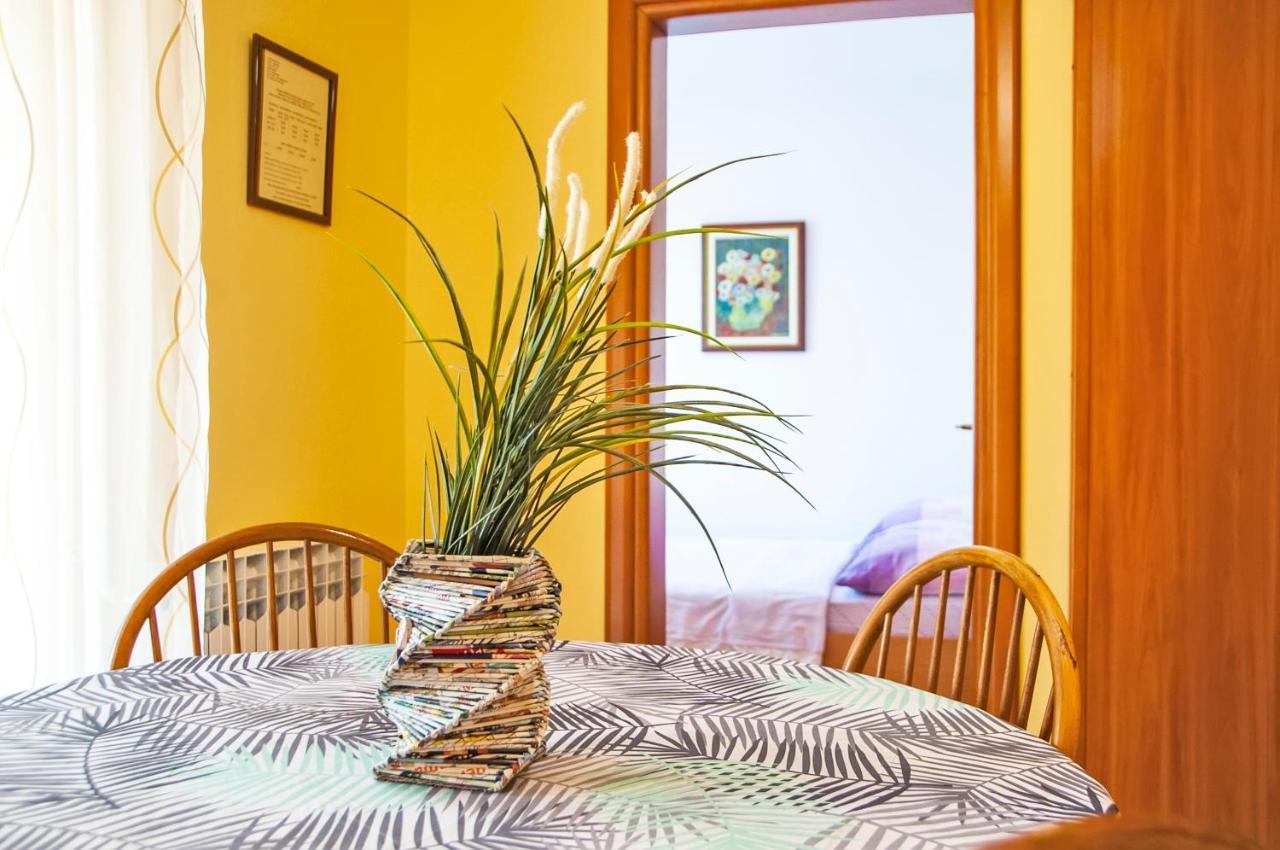 Casa Leona Apartment Ровин Екстериор снимка