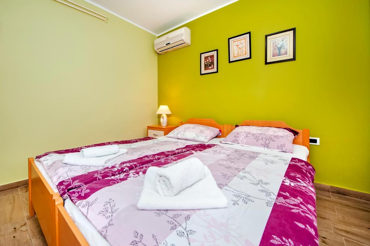 Casa Leona Apartment Ровин Екстериор снимка