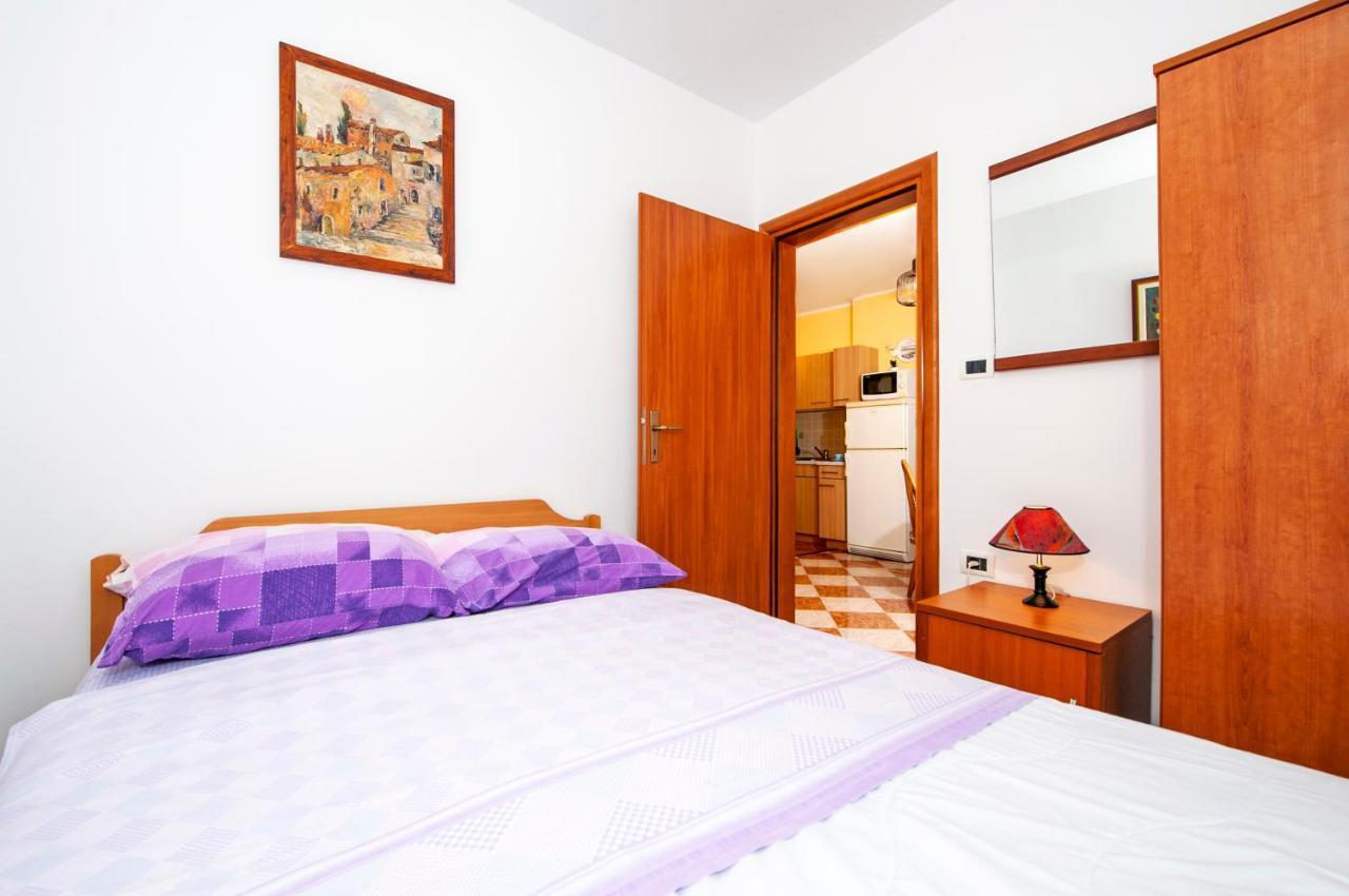 Casa Leona Apartment Ровин Екстериор снимка