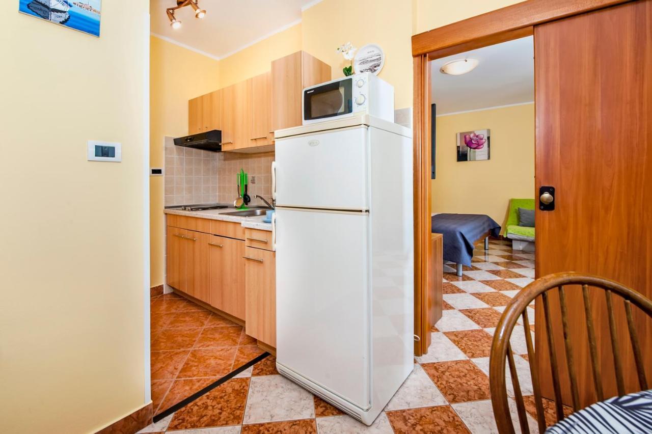 Casa Leona Apartment Ровин Екстериор снимка