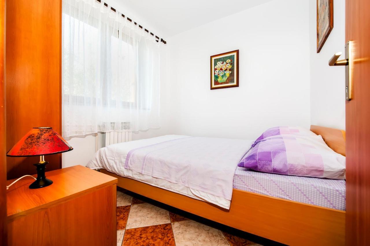 Casa Leona Apartment Ровин Екстериор снимка