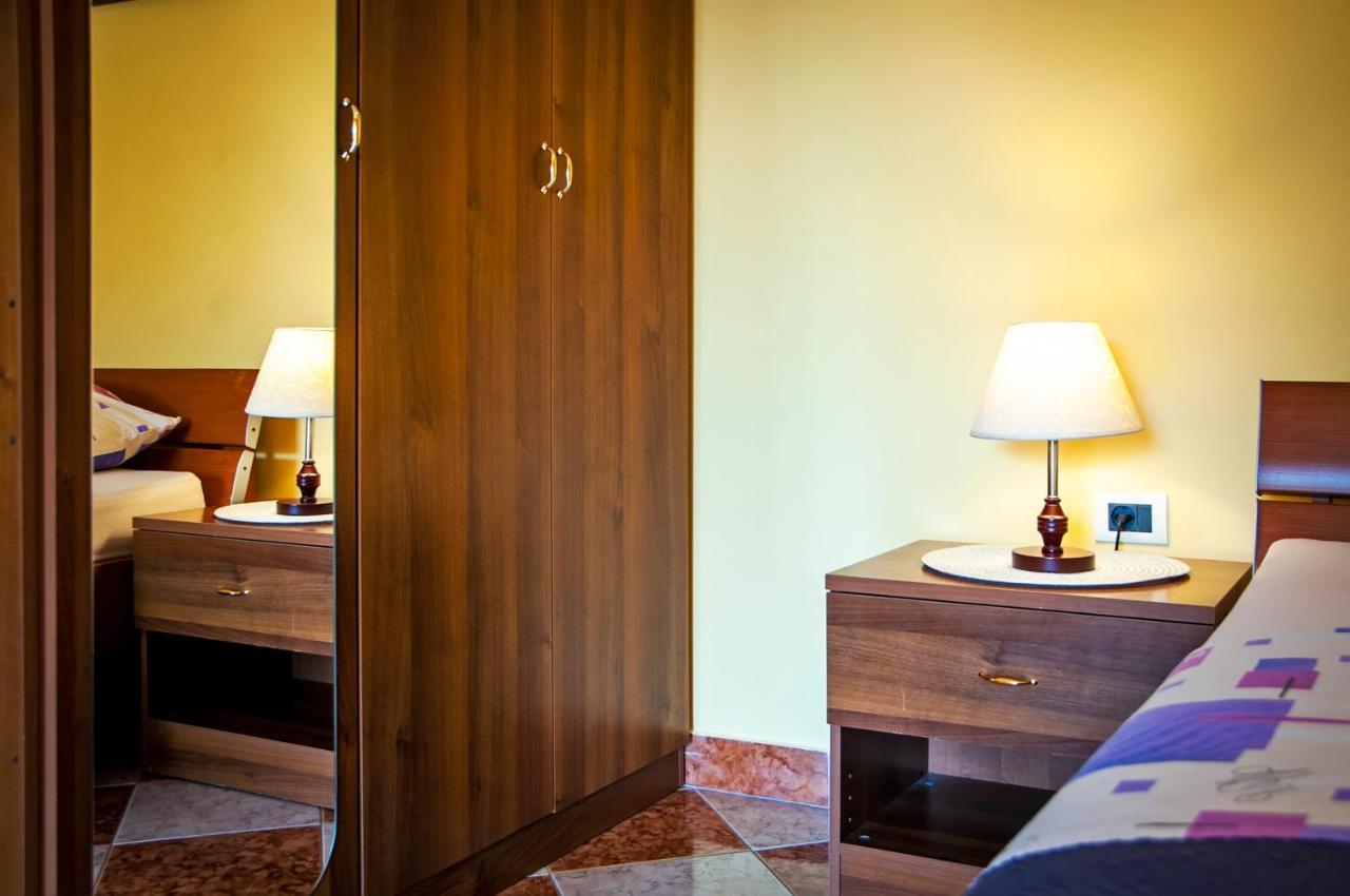 Casa Leona Apartment Ровин Екстериор снимка