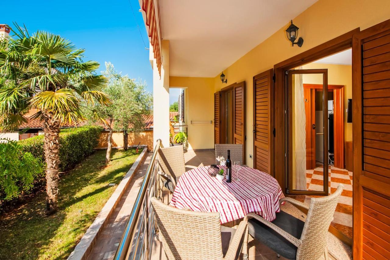 Casa Leona Apartment Ровин Екстериор снимка