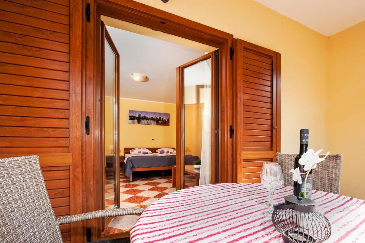 Casa Leona Apartment Ровин Екстериор снимка