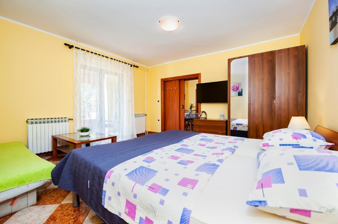 Casa Leona Apartment Ровин Екстериор снимка