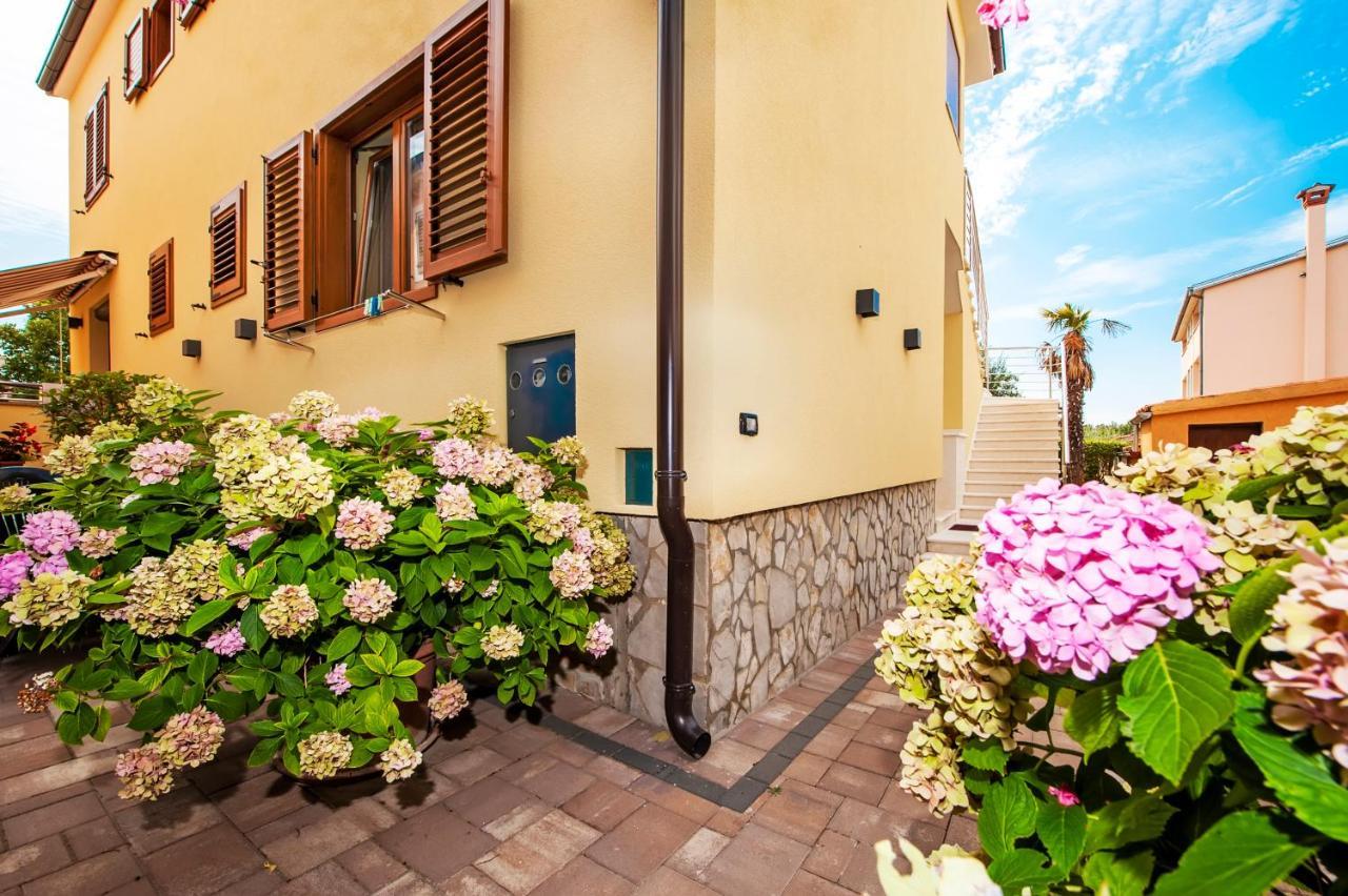 Casa Leona Apartment Ровин Екстериор снимка