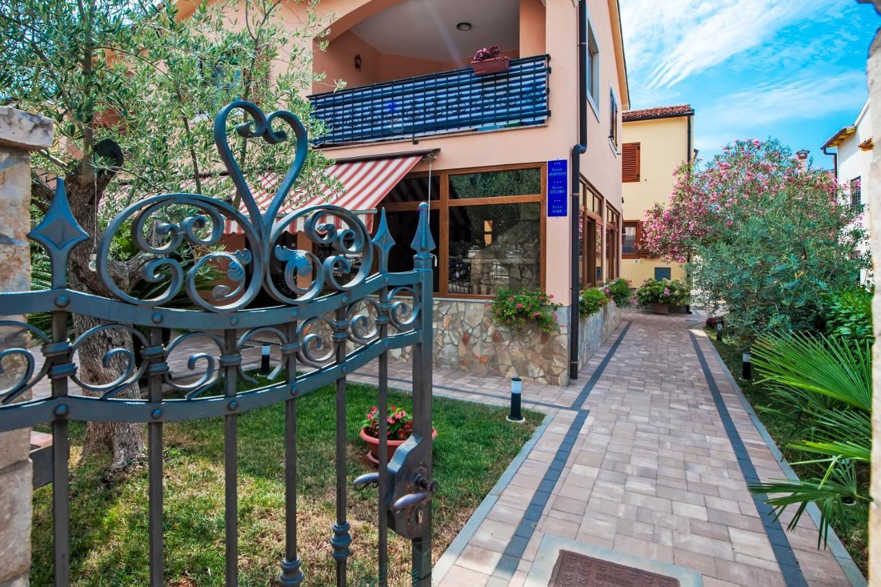 Casa Leona Apartment Ровин Екстериор снимка