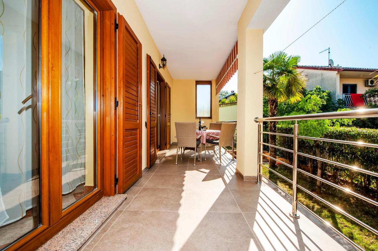 Casa Leona Apartment Ровин Екстериор снимка