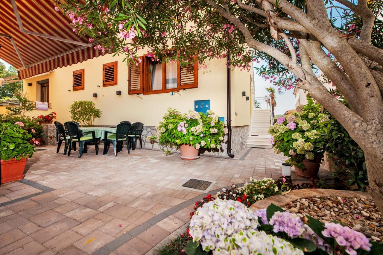 Casa Leona Apartment Ровин Екстериор снимка