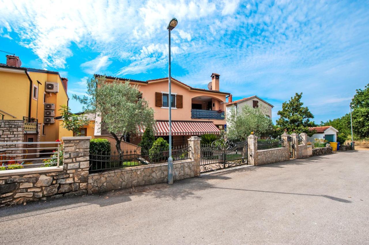 Casa Leona Apartment Ровин Екстериор снимка