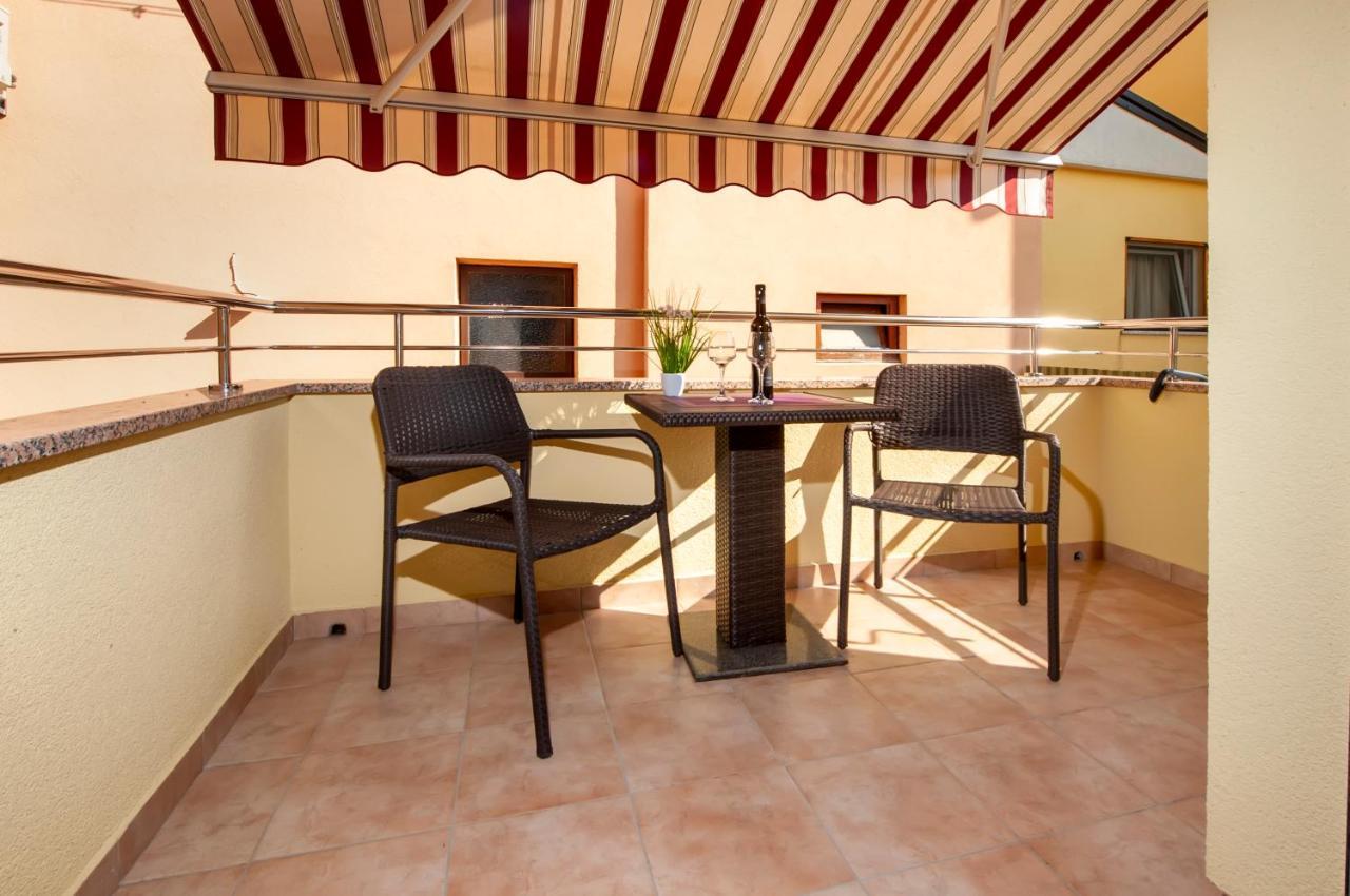 Casa Leona Apartment Ровин Екстериор снимка