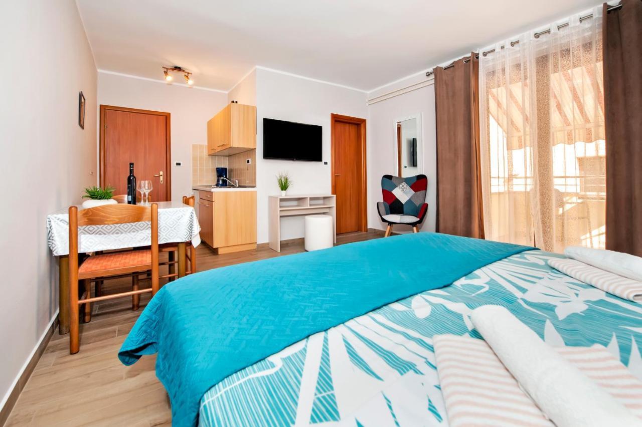Casa Leona Apartment Ровин Екстериор снимка