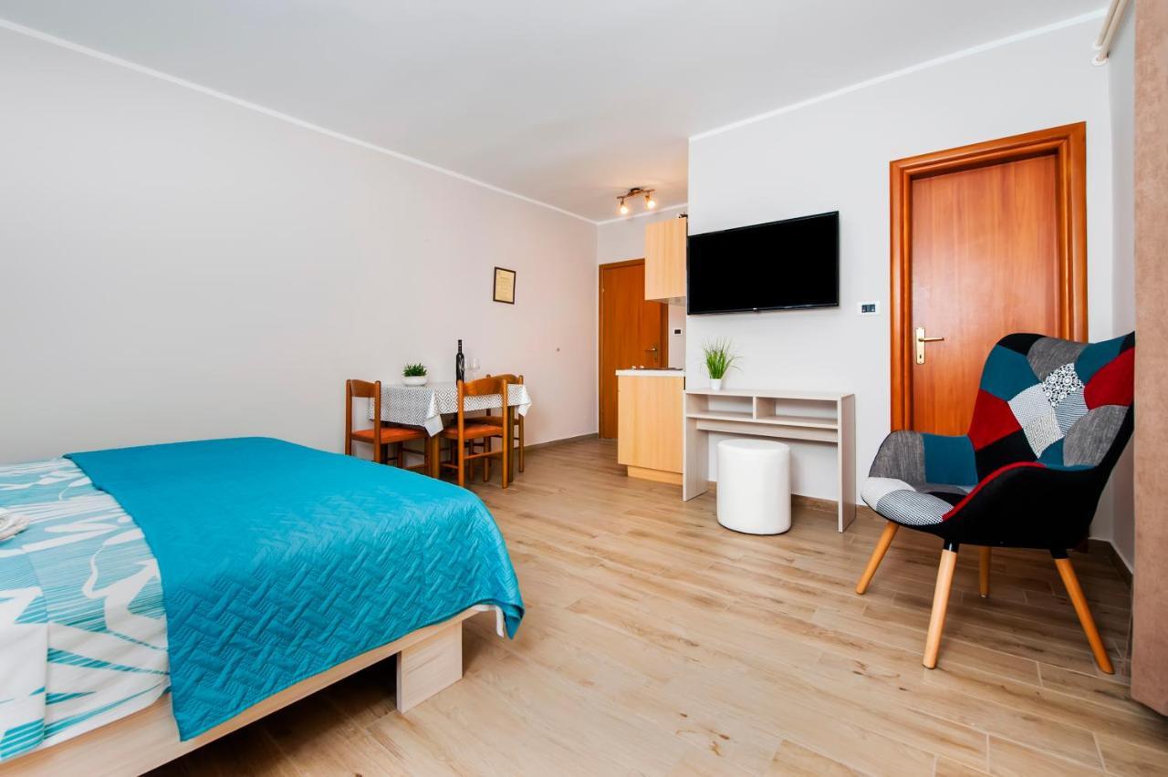 Casa Leona Apartment Ровин Екстериор снимка