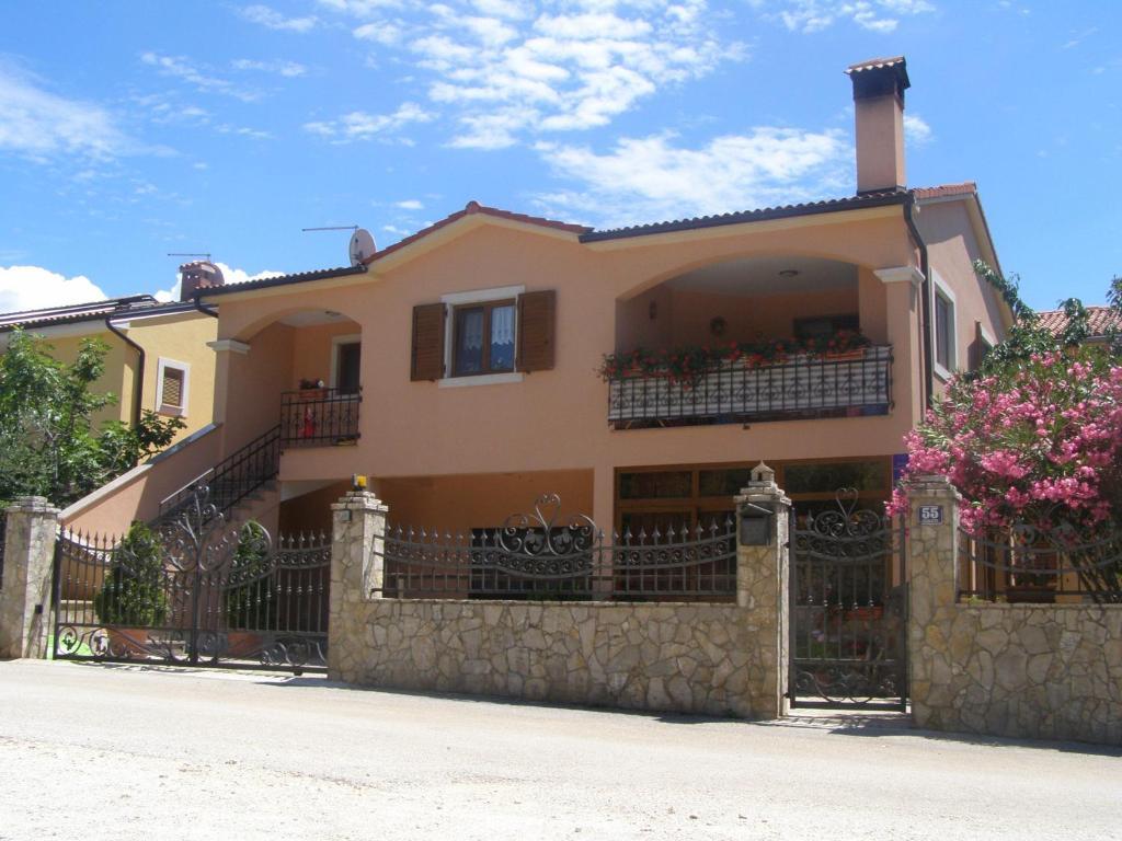 Casa Leona Apartment Ровин Екстериор снимка