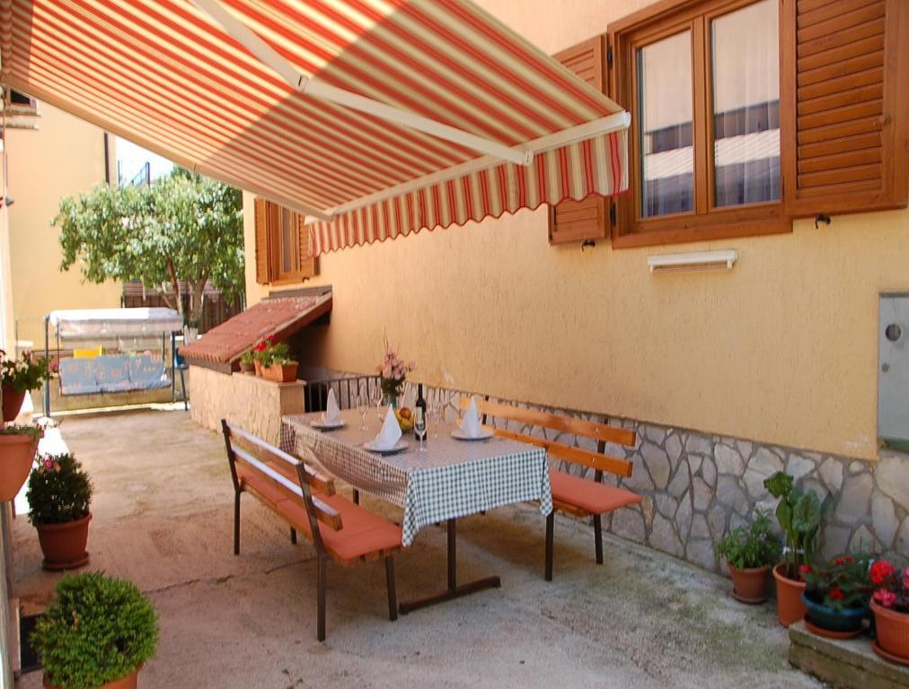 Casa Leona Apartment Ровин Екстериор снимка