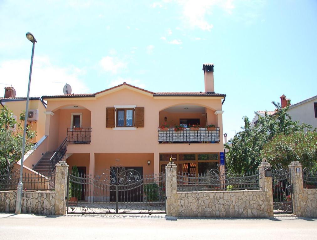 Casa Leona Apartment Ровин Екстериор снимка