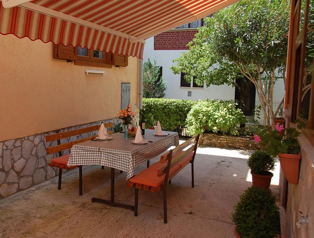 Casa Leona Apartment Ровин Екстериор снимка