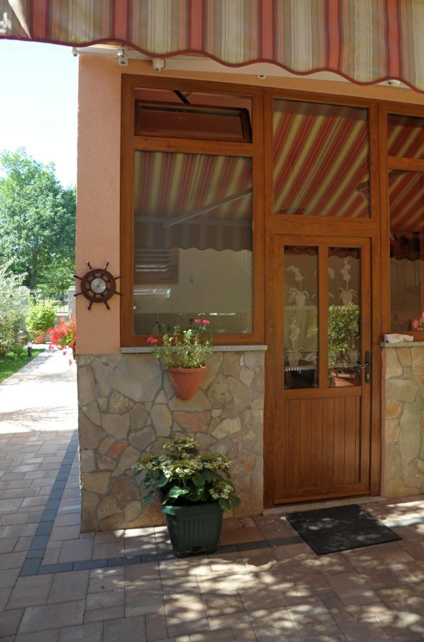 Casa Leona Apartment Ровин Екстериор снимка