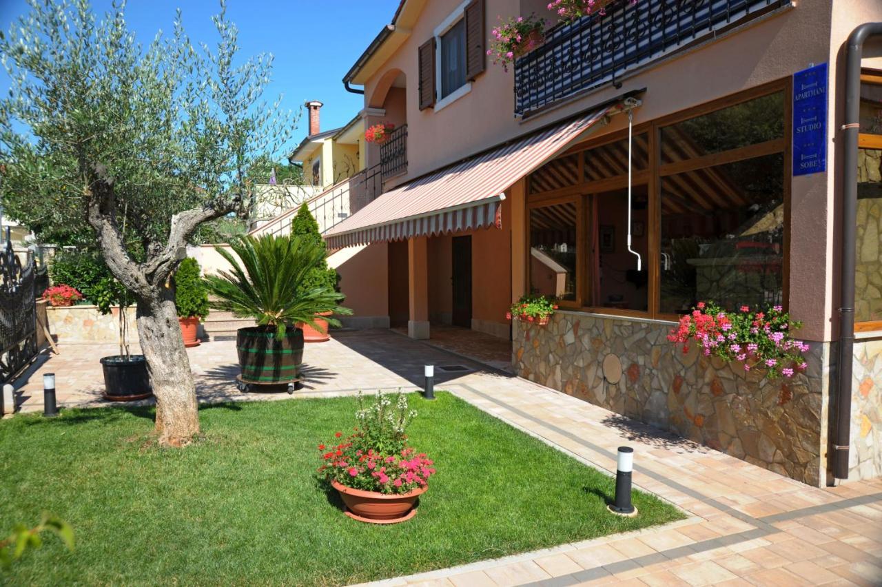 Casa Leona Apartment Ровин Екстериор снимка