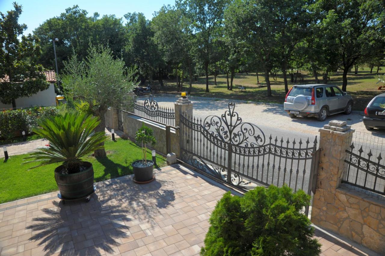 Casa Leona Apartment Ровин Екстериор снимка