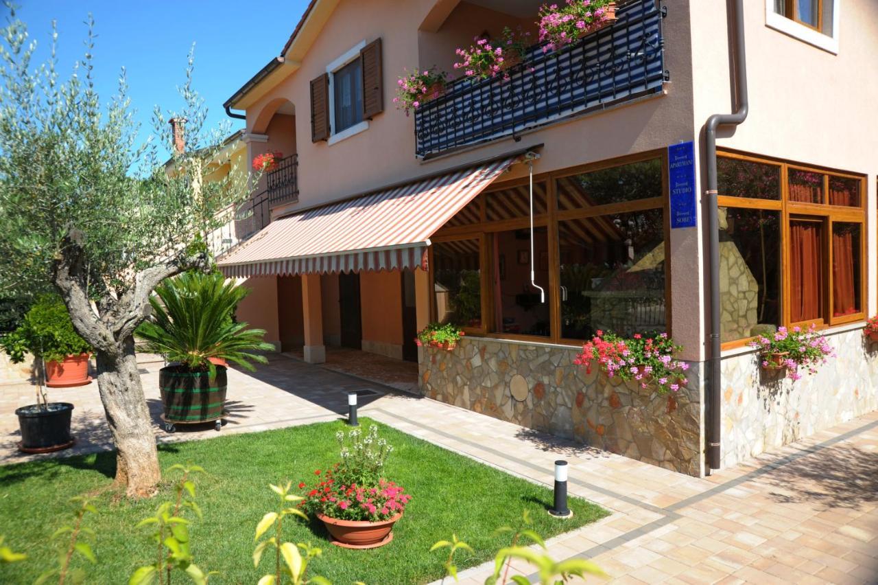 Casa Leona Apartment Ровин Екстериор снимка