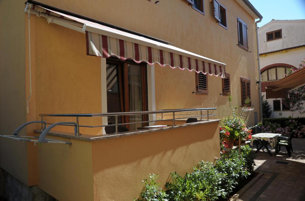 Casa Leona Apartment Ровин Екстериор снимка