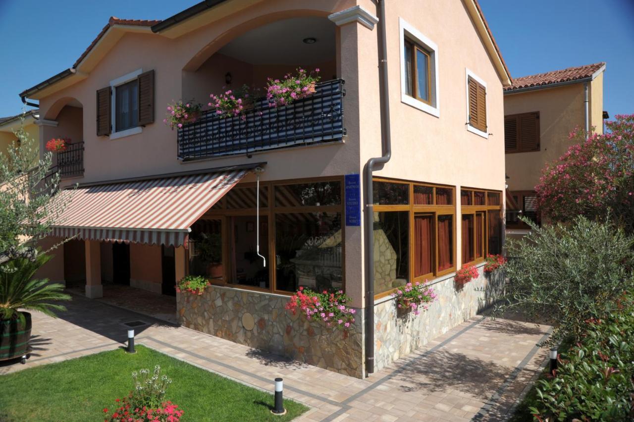 Casa Leona Apartment Ровин Екстериор снимка
